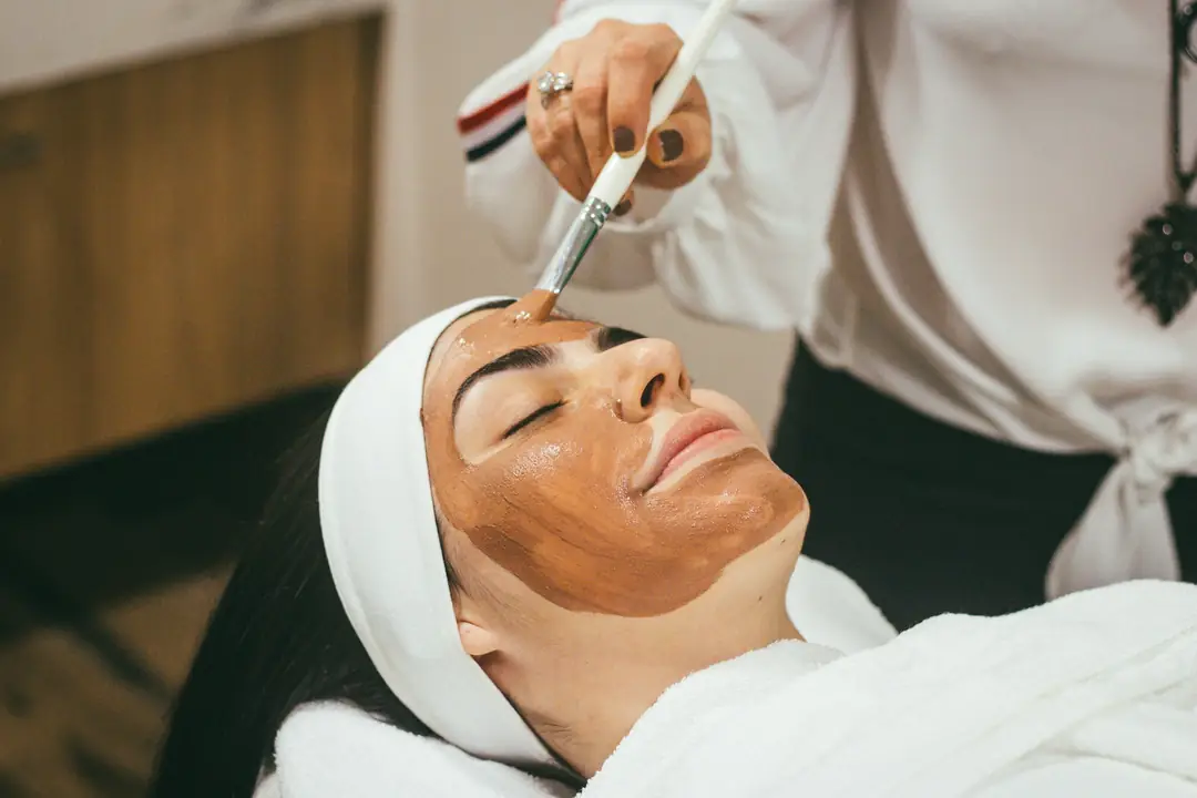 Maschera viso stesa con il pennello