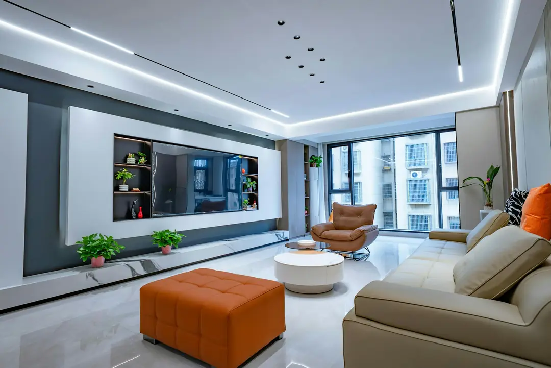 Soggiorno con faretti e strisce LED a soffitto