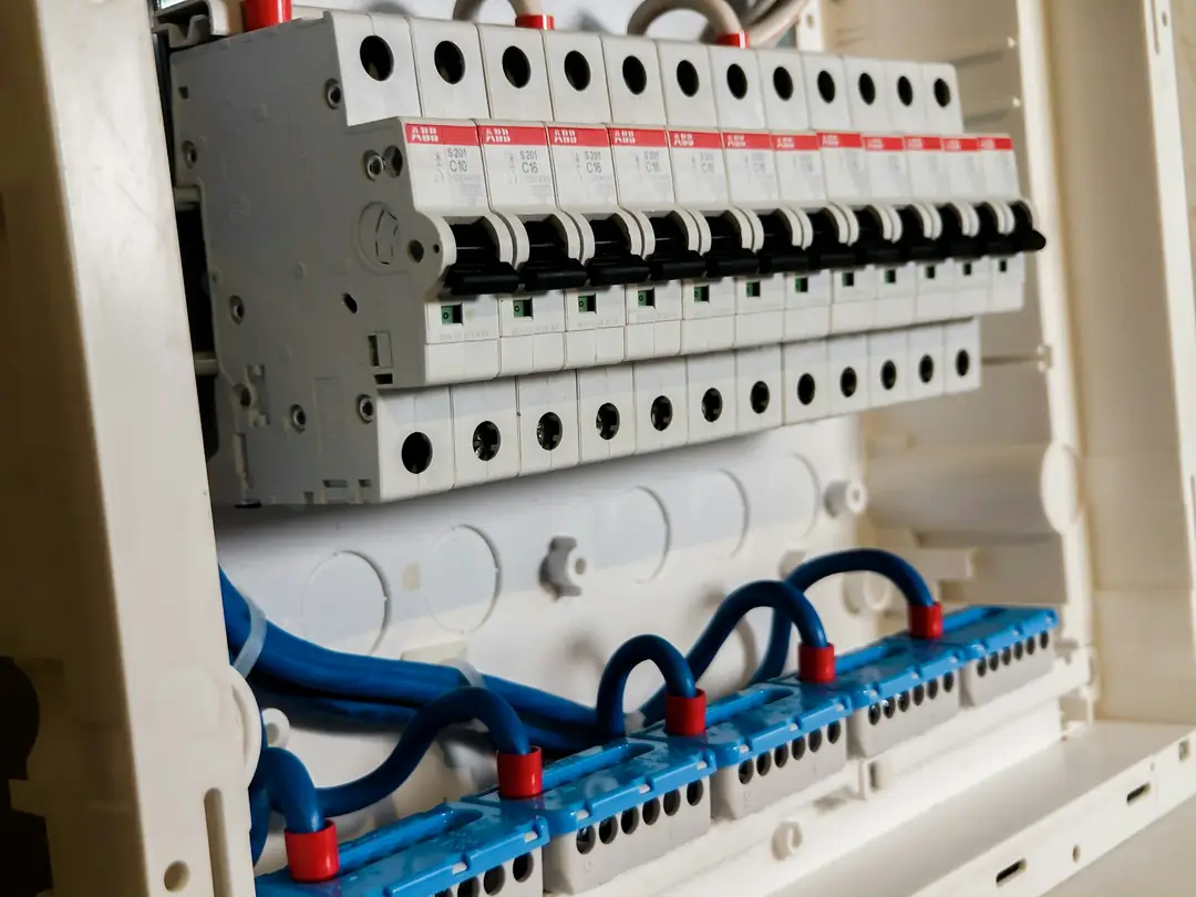 Quadro elettrico con interruttori e cavi ordinati
