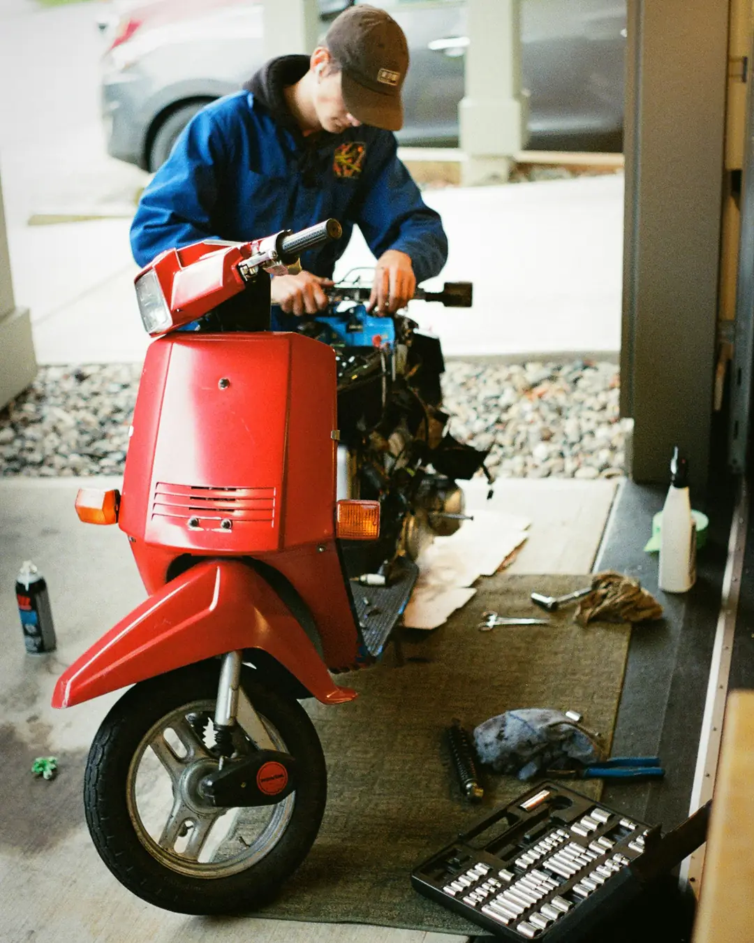 Scooter rosso in riparazione