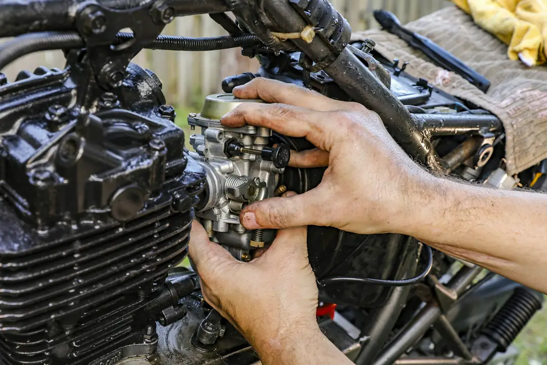 Meccanico al lavoro sul motore di una moto